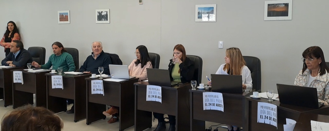 Concejales de Luján colocaron carteles por el Día del Padre mendocino del 24 de agosto
