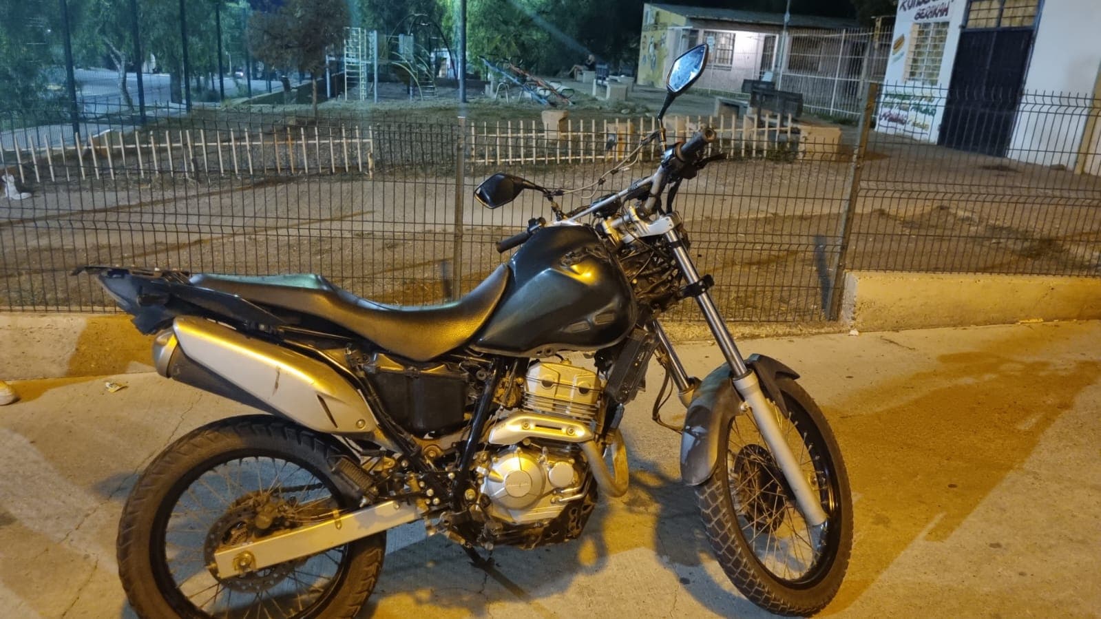 Recuperaron la moto de la turista estadounidense. acequia