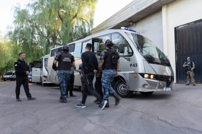 Megaoperativo: 396 internos fueron trasladados a Almafuerte II.