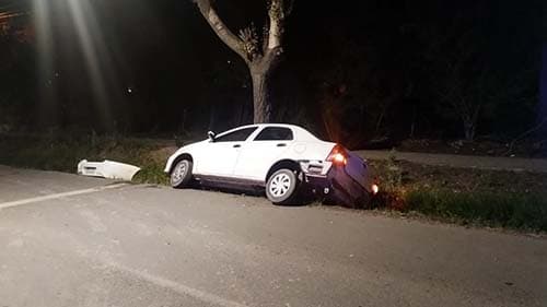Conductor ebrio terminó dentro de una acequia en Luján
