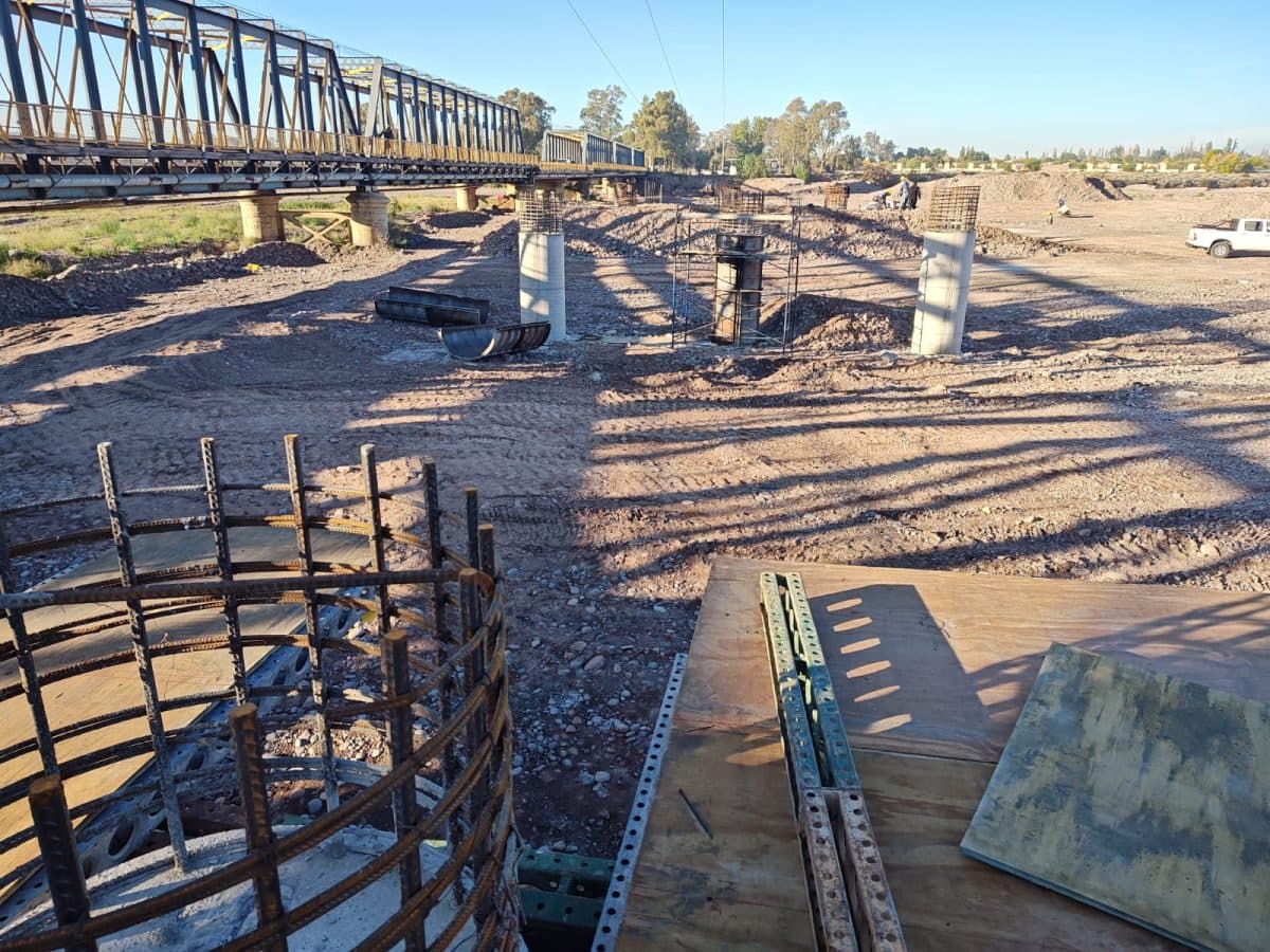 Perdriel: colocaron pilotes del puente sobre el río Mendoza, que reemplazará al vigente, construido hace 130 años.