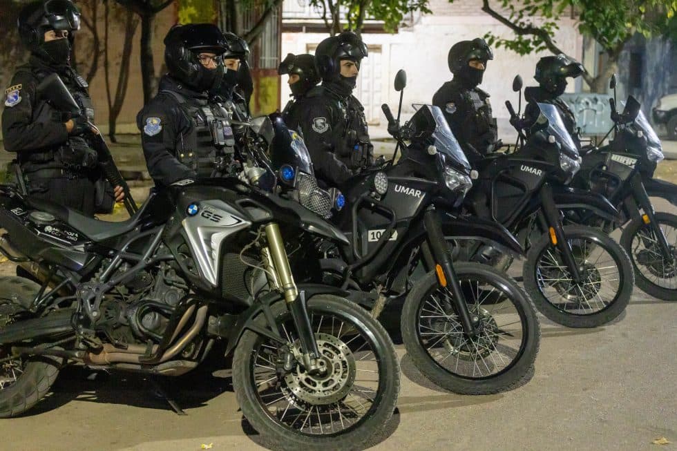 Detienen a un ladrón escondido debajo de una cama