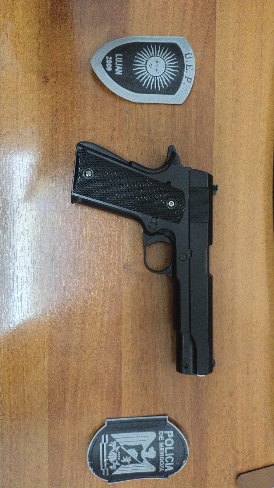 Aprehendieron a 3 menores con una réplica de arma en Luján