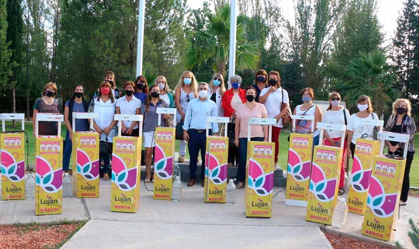 Directivos de escuelas primarias de Luján recibieron sanitizadores automáticos