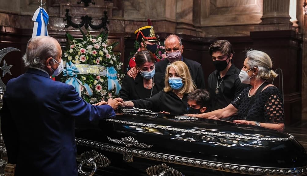 Fernández decretó tres días de duelo por la muerte de Carlos Menem