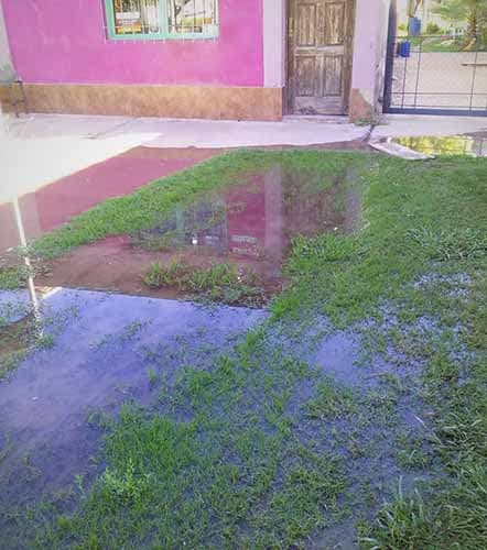 Con el agua en la vereda