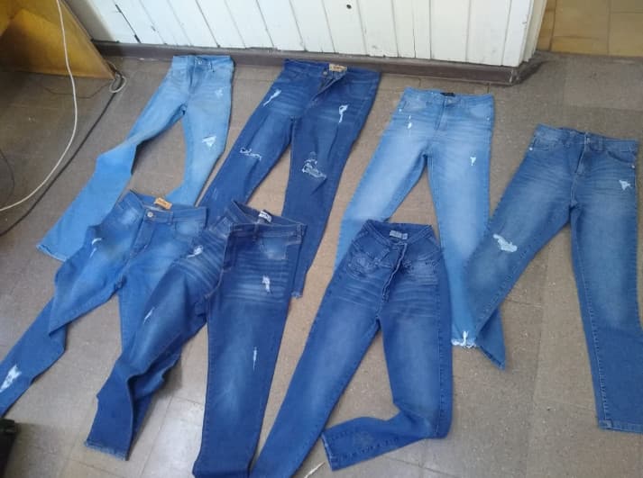 3 allanamientos en Luján por comprar ropa robada
