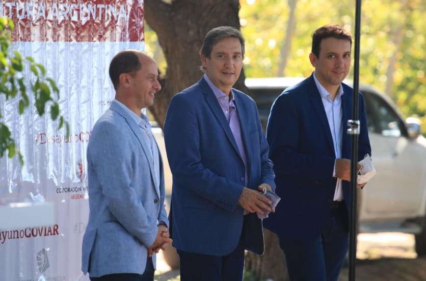 Temprano fueron arribando funcionarios al desayuno de la COVIAR en Luján