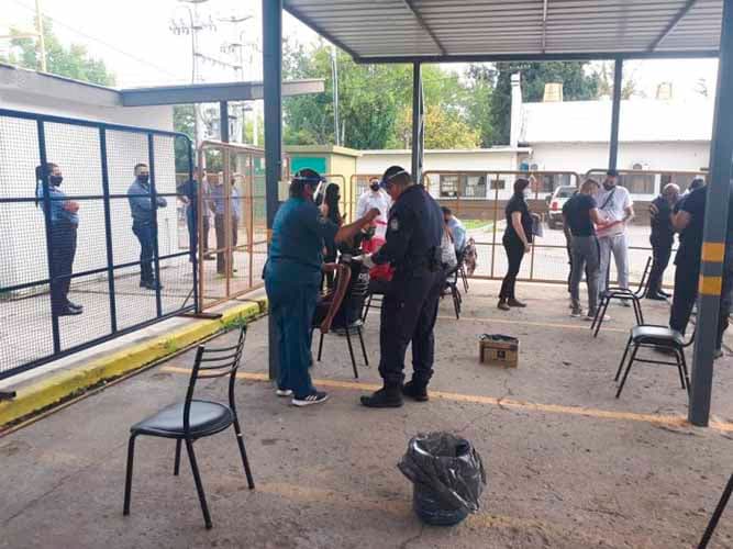 Personal policial y penitenciario comenzó a recibir vacunas covid-19
