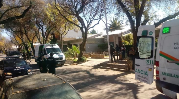 Tuvo covid, volvió a su casa, se autolesionó y murió