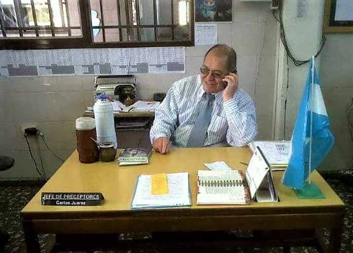 Las afectuosas despedidas al preceptor Carlos Juárez