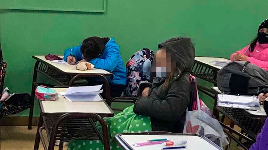 Ante el frío de los alumnos, autorizaron prender estufas