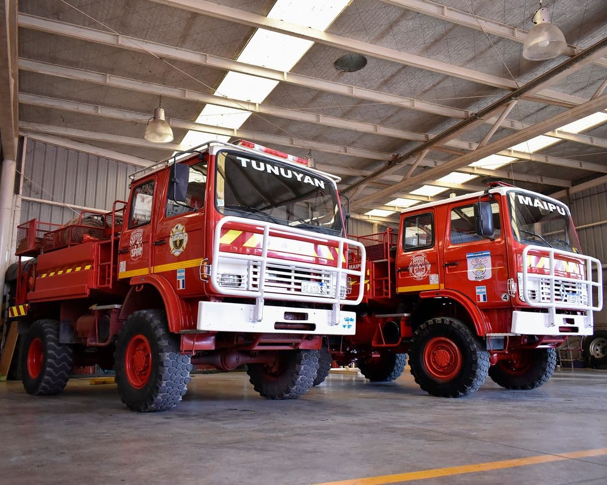Bomberos de Luján entregaron camiones a dos cuarteles
