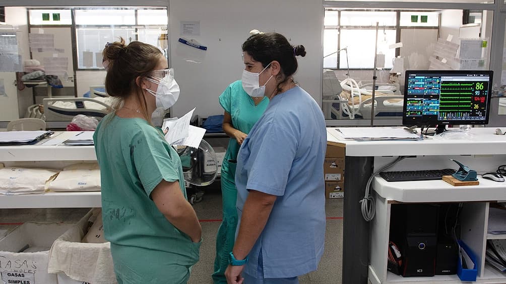 Hay un 14% de baja de casos, aunque sigue la tensión en el sistema sanitario