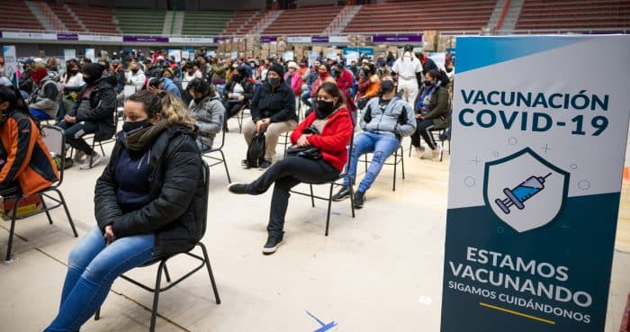 Les llegó el turno de vacunación a los mayores de 18 sin comorbilidades