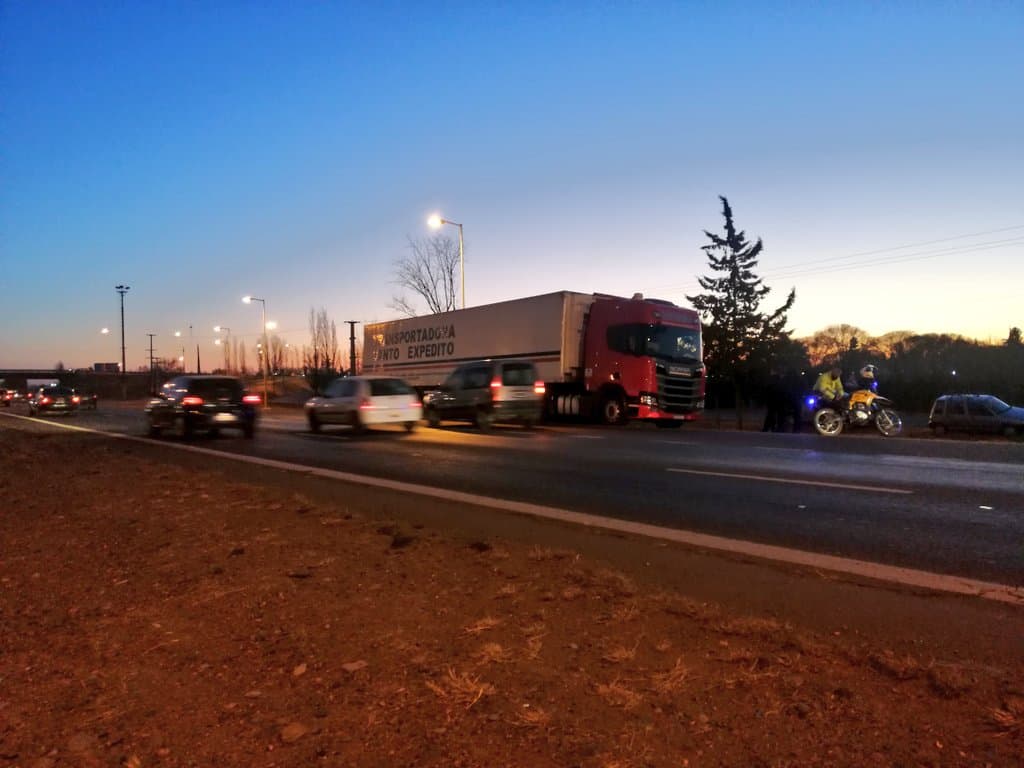 Un camión iba a contramano por el Acceso Sur en Luján