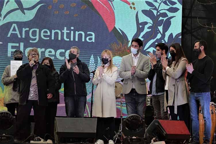 Sagasti participó en un acto junto a jubilados