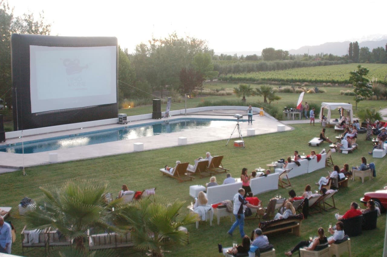A 10 años de «Vino el Cine» realizarán una agenda a beneficio del Hospital Notti