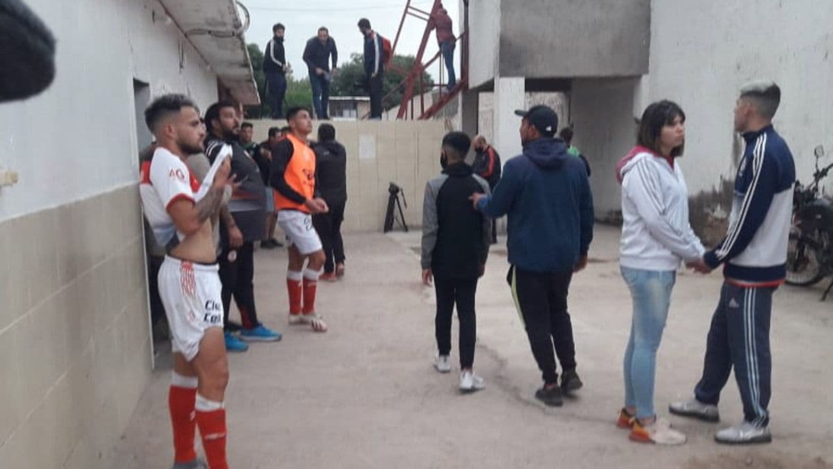 El partido entre Huracán y Ferro quedó suspendido por una balacera entre barras