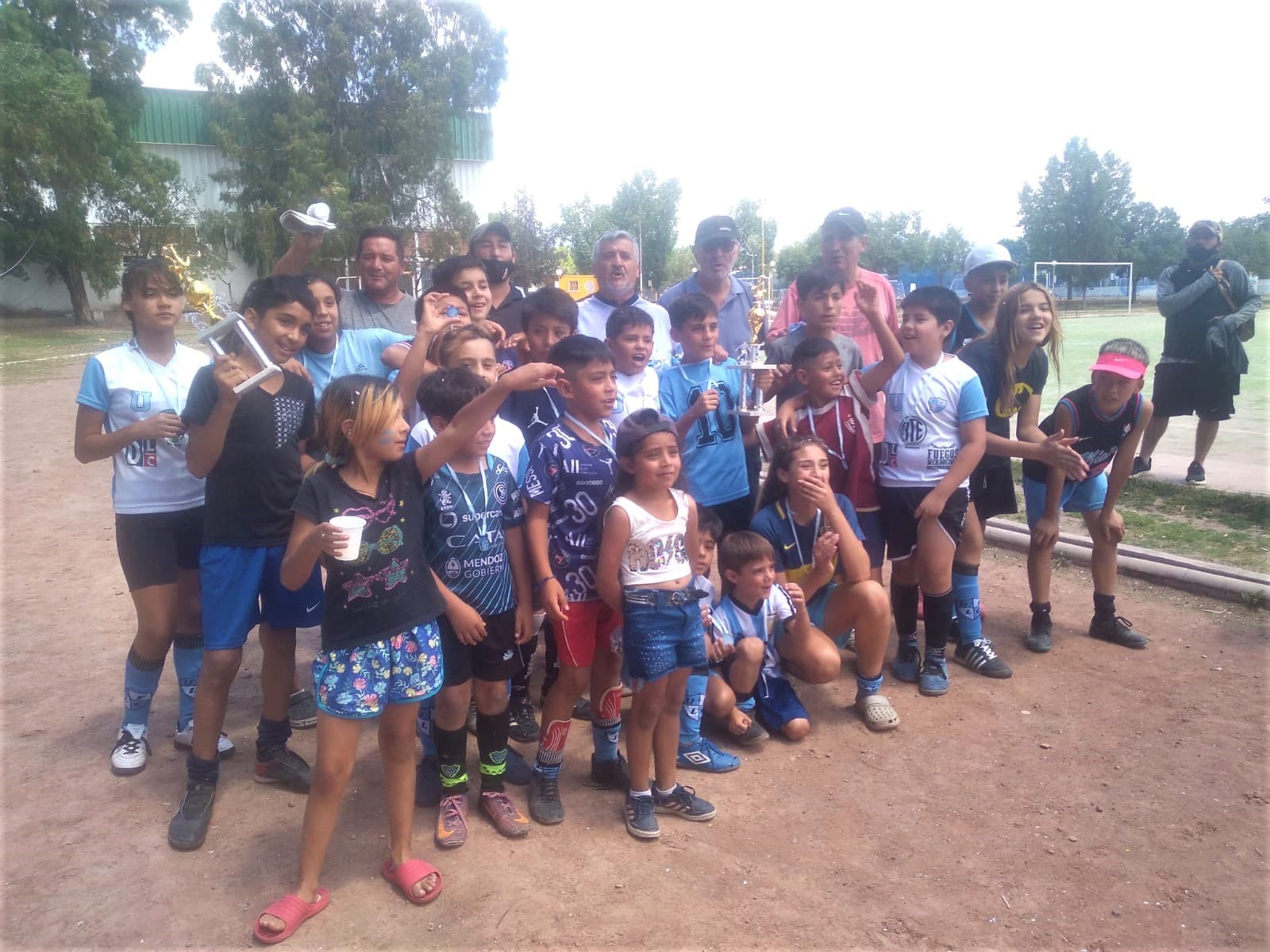 La escuelita de futbol Universidad festejó el campeonato municipal