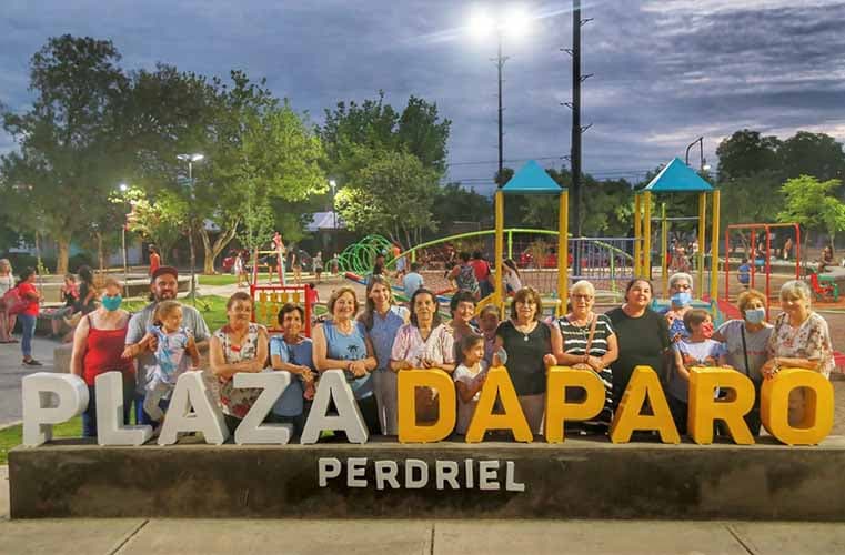 Vecinos de Perdriel disfrutan de la nueva plaza