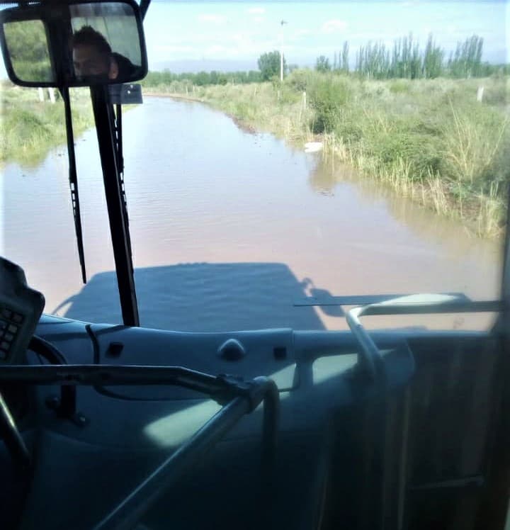 Calle vs. Laguna: La difícil tarea de circular por El Remanso