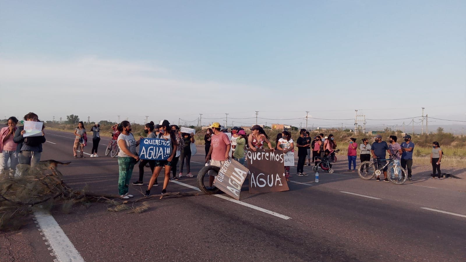 Vecinos de Luján optaron por cortar las calles ante la falta de agua