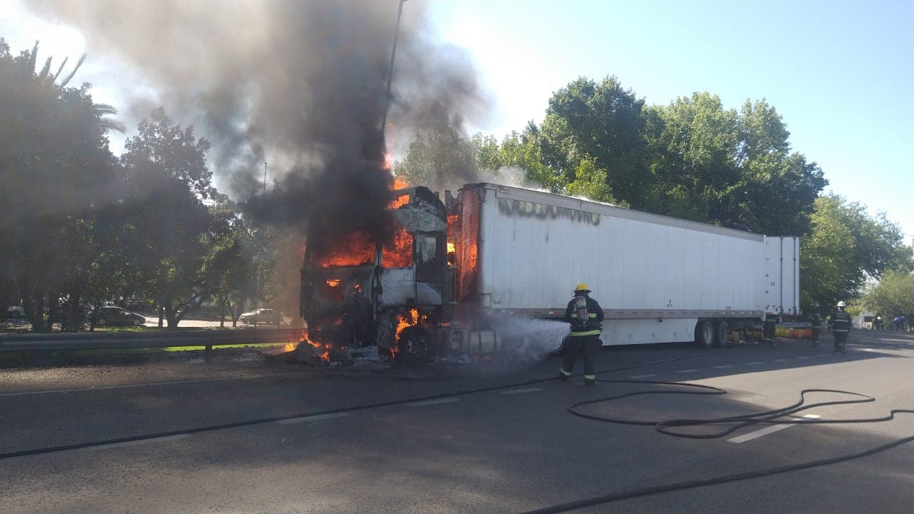 Un camión se incendió en el Acceso Sur