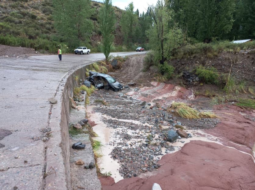 Fallecieron dos menores y su padre en Potrerillos durante la tormenta