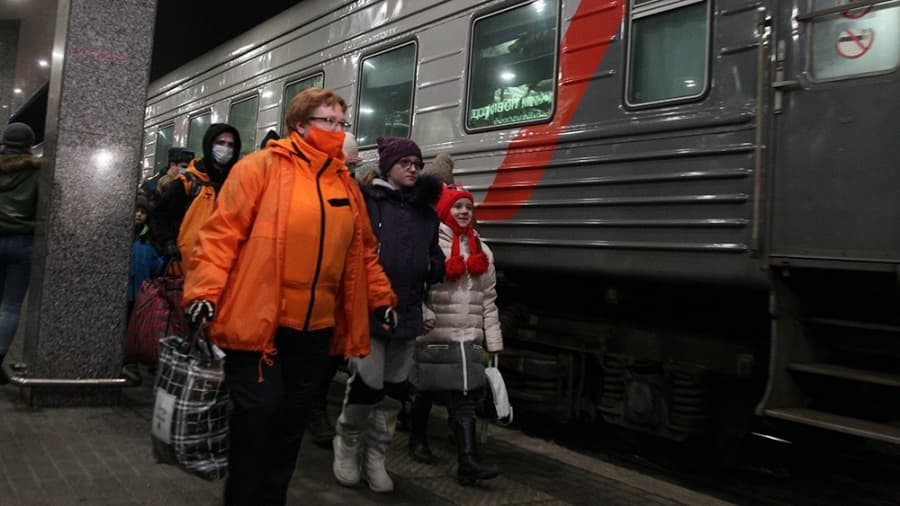 Civiles de Ucrania migran a países vecinos