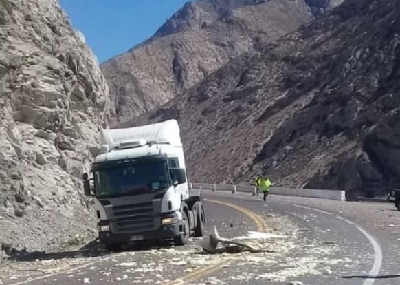 Una familia chilena chocó contra un camión sobre Ruta 7 en Luján