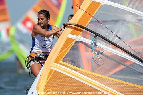 Celia Tejerina se prepara para la 2ª fecha del Argentino de Windsurf en Potrerillos