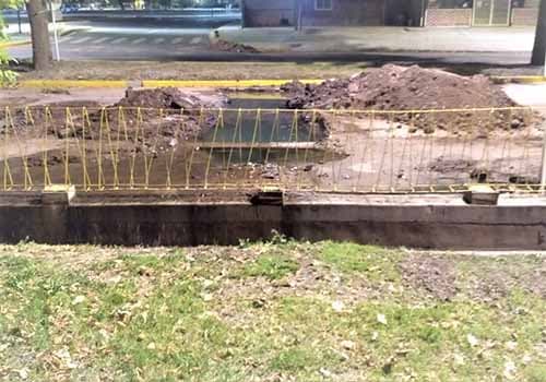 Por rotura de un caño, hay corte de calle y de agua en Carrodilla