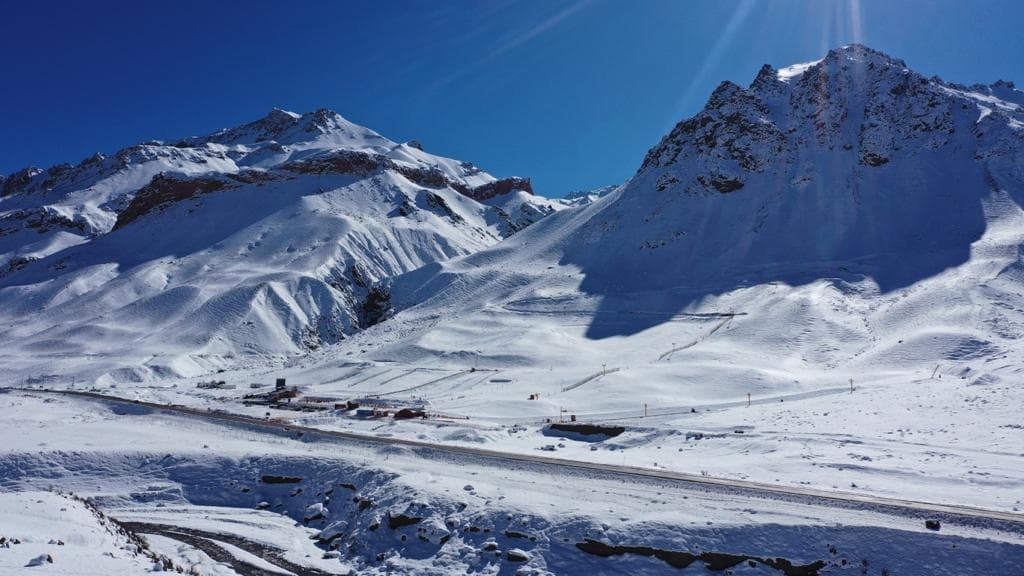 La nieve sigue en cordillera con el paso cerrado