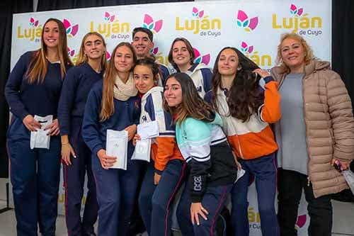 Abanderados y escoltas de Luján recibieron distinciones y becas universitarias