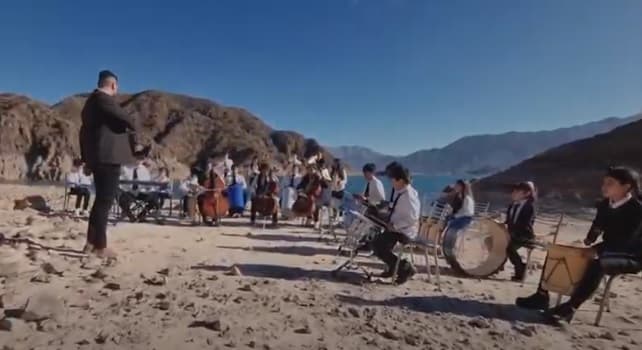 La orquesta «Alas de Agrelo» conmueve con la Marcha a mi Bandera