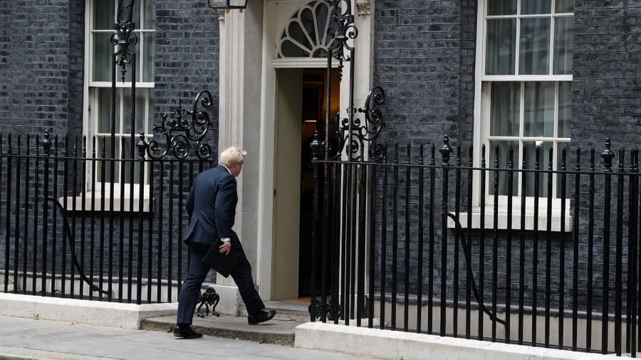 Renunció el primer ministro británico Boris Johnson y 60 funcionarios