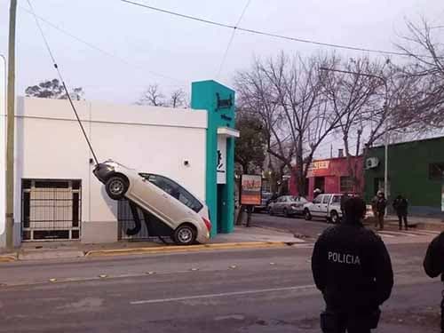 Buen cálculo: un auto «estacionó» insólitamente en Chacras