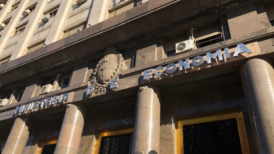 Economía va por un canje de deuda y ofrece títulos atados a la inflación o el dólar en un Bono Dual