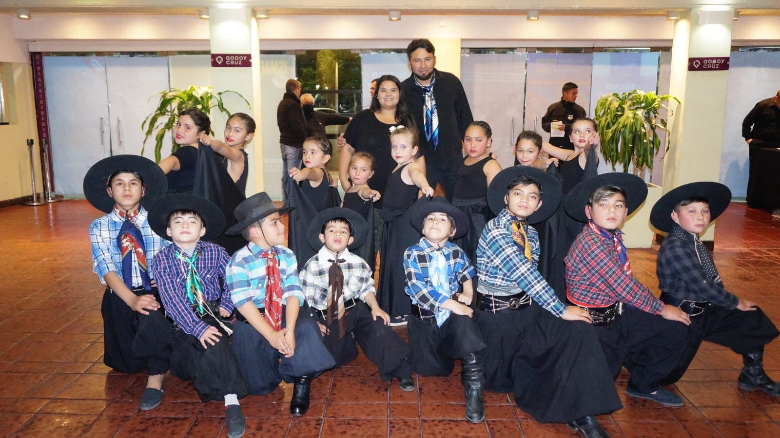 Un Ballet Folklórico de Perdriel realiza un té tómbola a beneficio