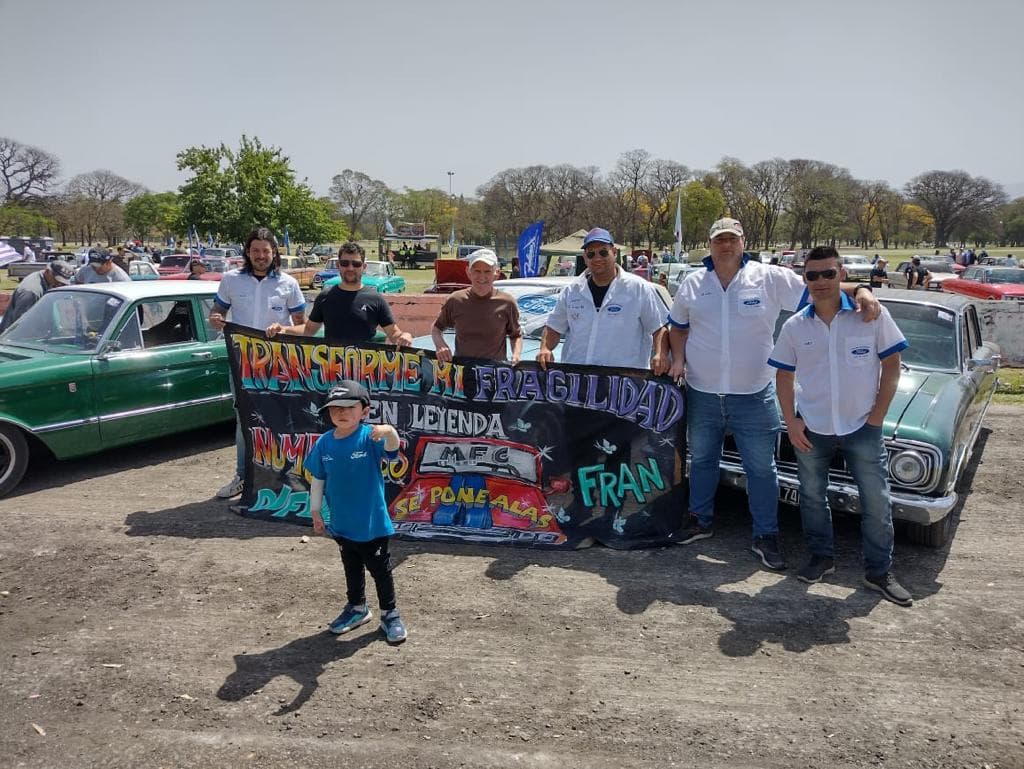 Luján conmemora la Semana Internacional de la Piel de Cristal con un evento junto a autos de Falcon Club