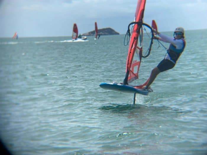 Constanza Almenara se prepara para el circuito mendocino de windsurf