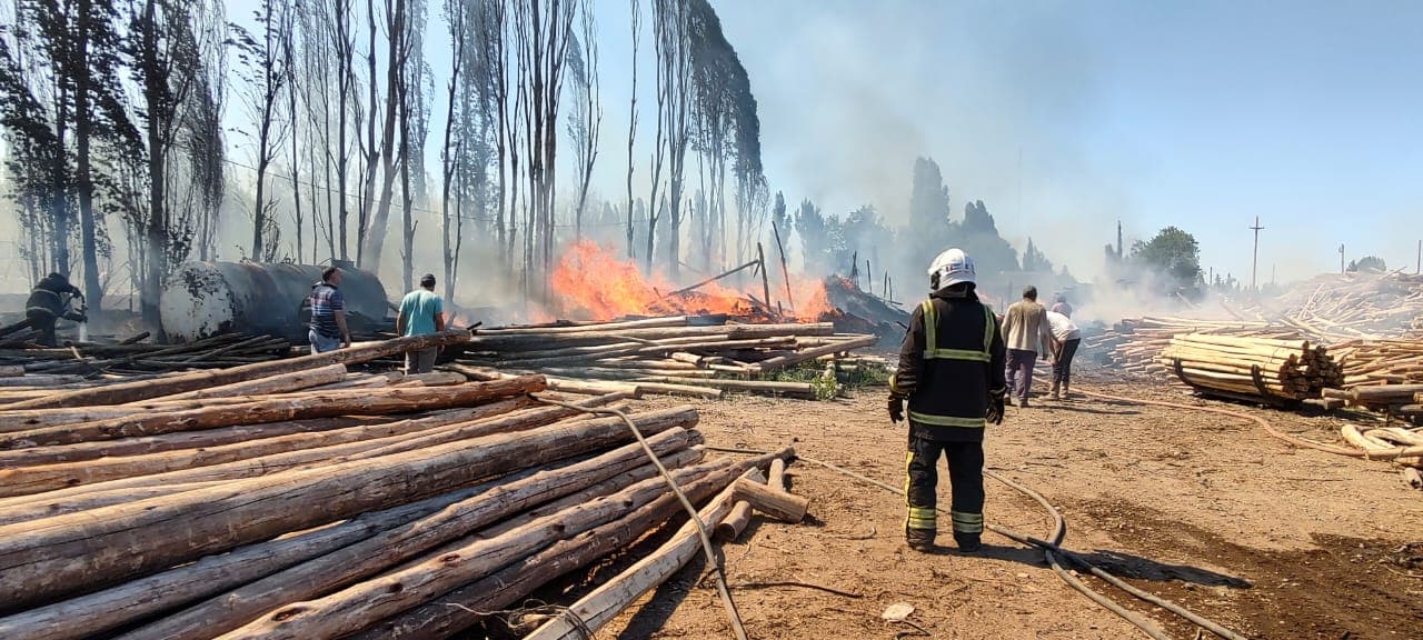 Importante avance de un incendio sobre una maderera en Luján