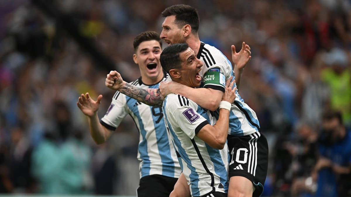 Con goles de Messi y Enzo Fernández Argentina marcó 2 a 0 ante México