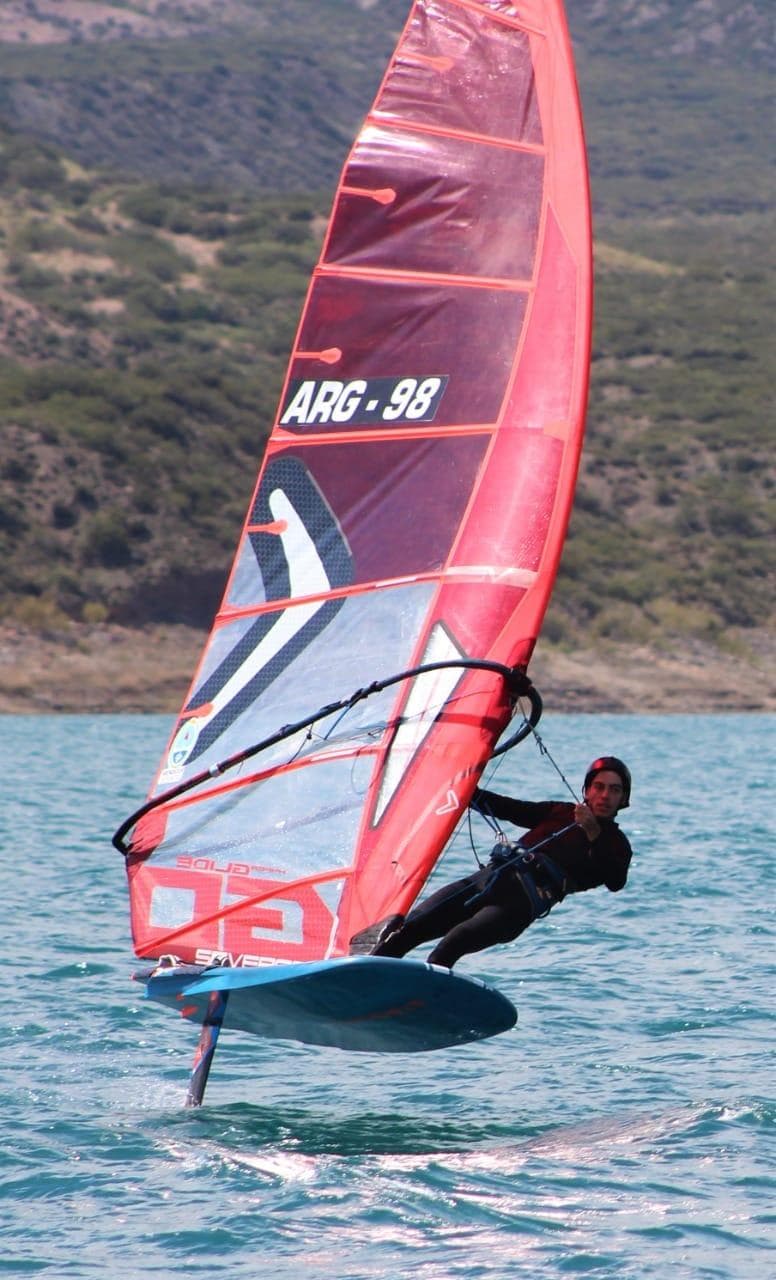 Juan Caleau entrena para el Sudamericano de Windsurf que será en Potrerillos del 10 al 19 de marzo