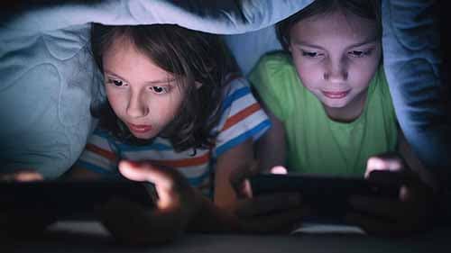 Infancias cibernéticas: El 46% de los niños pide el celular desde los 7 años