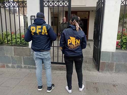 7 Detenidos en Mendoza: llevaban droga en un camión con palos rollizos