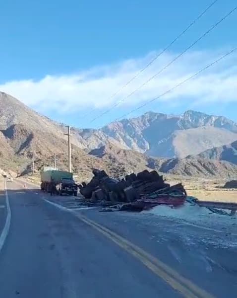 Manejaba borracho y volcó arroz en la Ruta 7 en Potrerillos