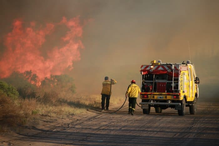 A cuánto asciende la millonaria multa por prender fuego en un contexto extremo