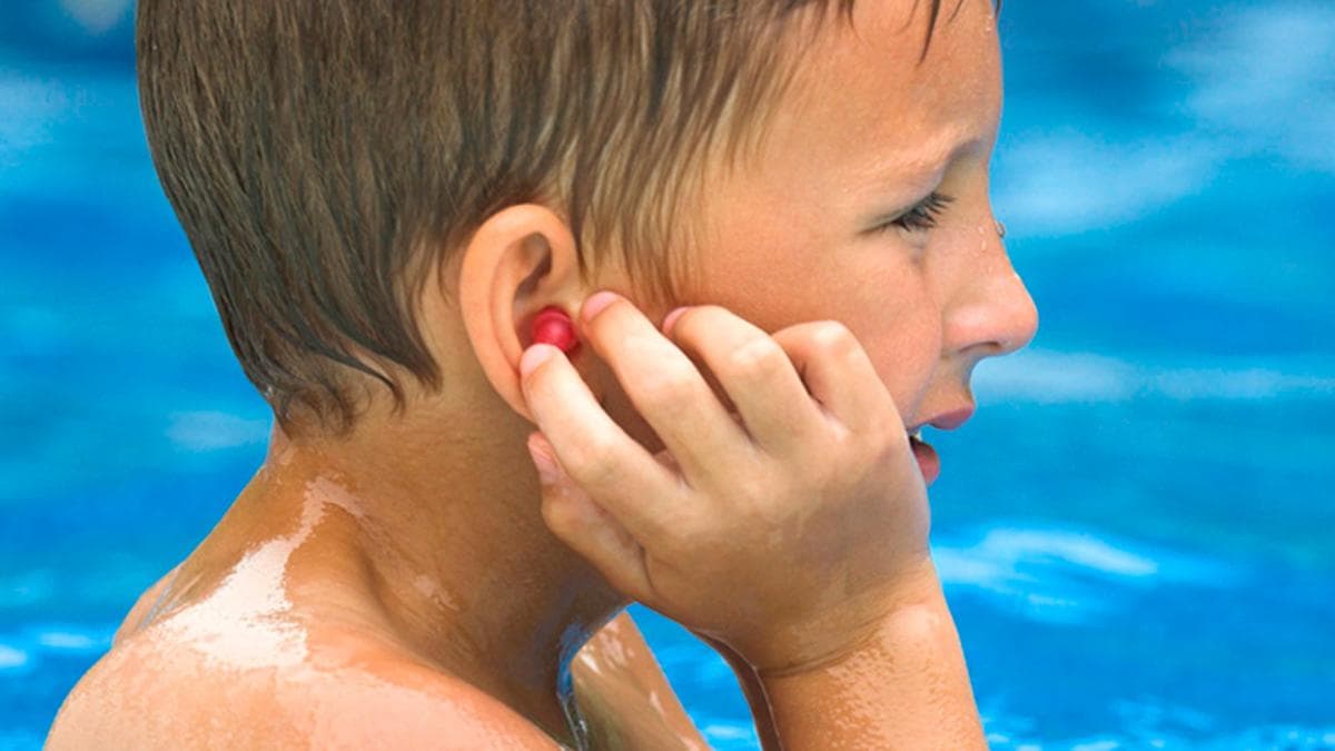 Cuida tus oídos en verano: consejos para prevenir otitis
